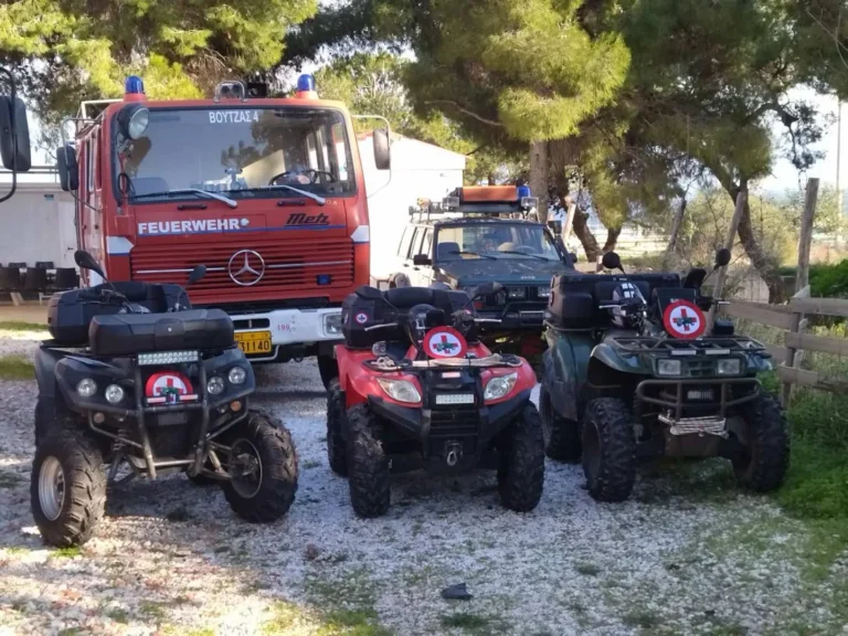 Τα τετράτροχα οχήματα ATV του ΠΥ.Σ.ΕΘ. μπροστά σε πυροσβεστικό όχημα